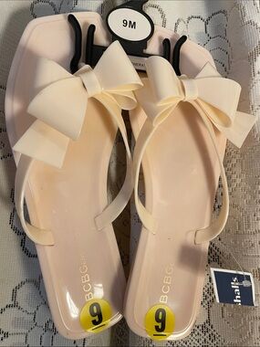 BCBGeneration Women’s Cream Bow Jelly Sandals NWT size 9